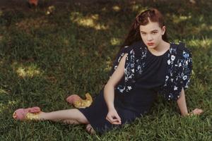 th_483061724_hailee_steinfeld_miu_miu_campaign_3_122_494lo.jpg