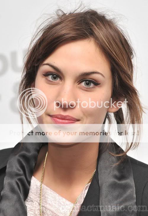 alexa_chung_5152050.jpg