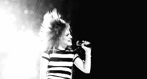 Hayley-hayley-williams-26006403-500-271.gif