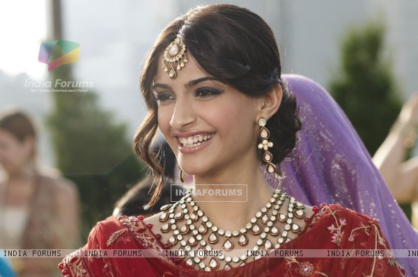 125590-sonam-kapoor-in-the-movie-thank-you.jpg