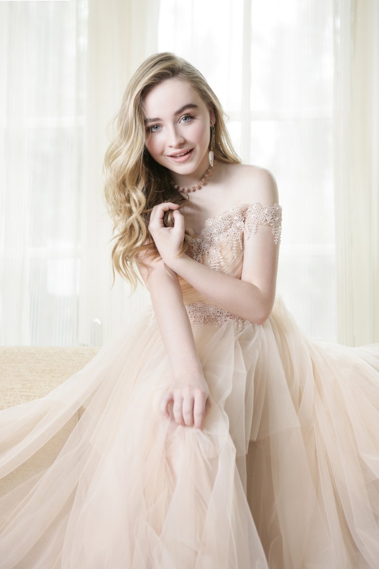 740full-sabrina-carpenter.jpg