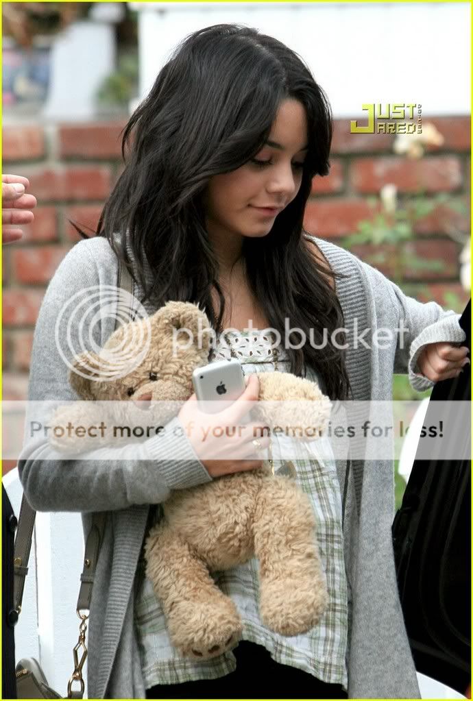 vanessa-hudgens-teddy-bear-01.jpg