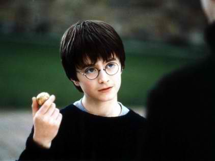 HarryPotterholdingGoldenSnitch.jpg