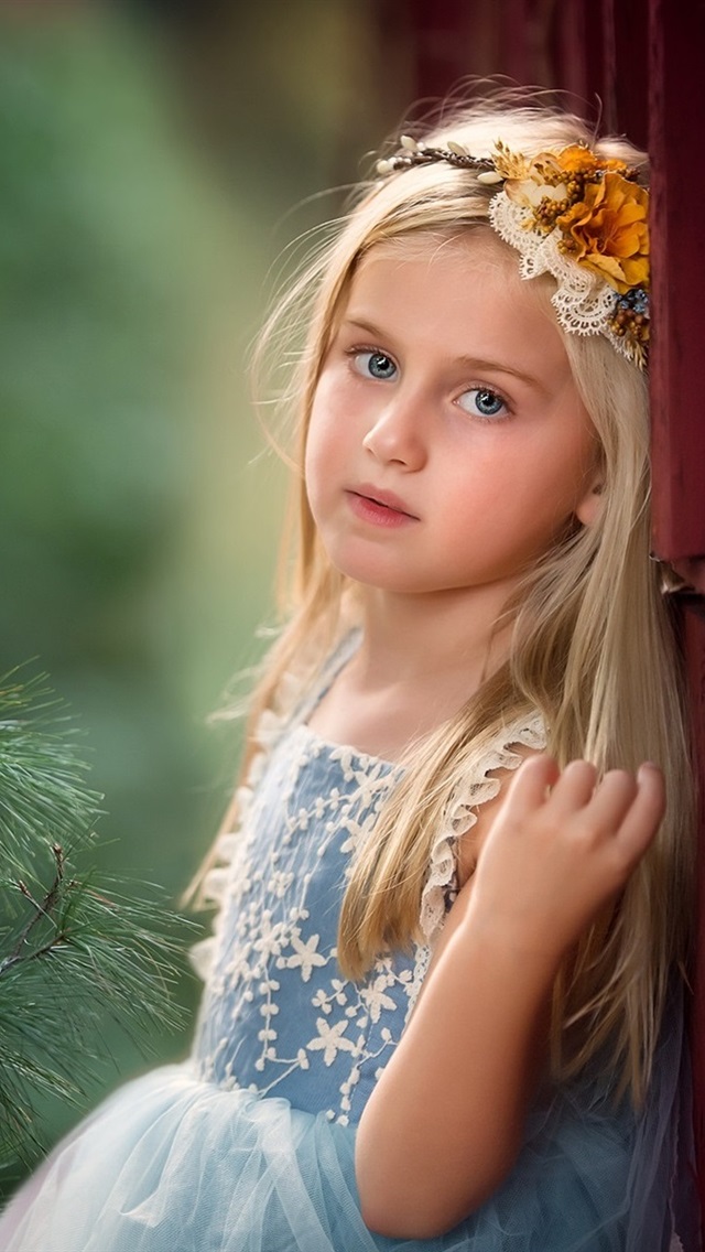 Blonde-child-girl-pine-tree_iphone_640x1136.jpg